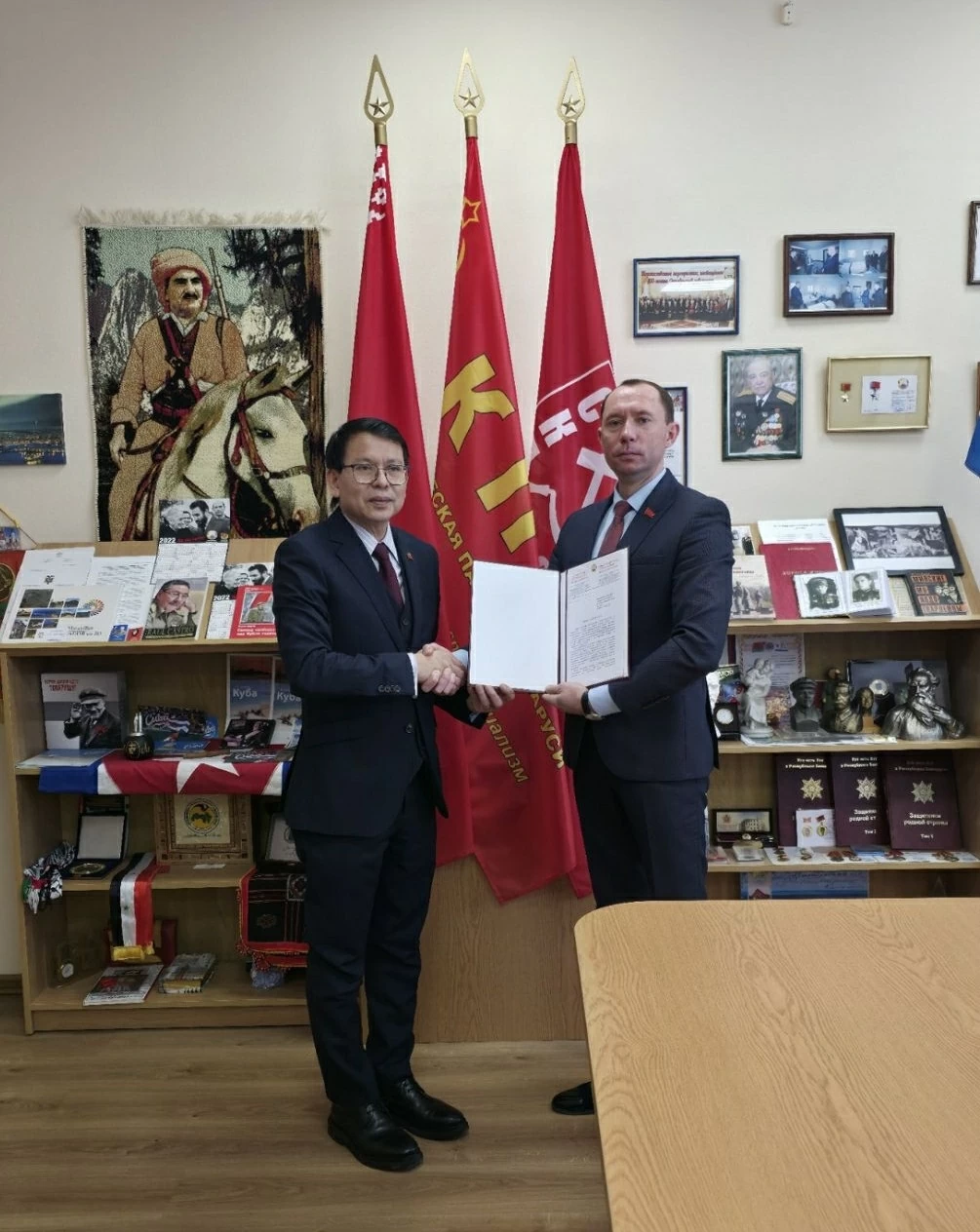 Đảng Cộng sản Belarus trao thư chúc mừng Đại hội XIV của Đảng Cộng sản Việt Nam Đảng Cộng sản Belarus trao thư chúc mừng Đại hội XIV của Đảng Cộng sản Việt Nam