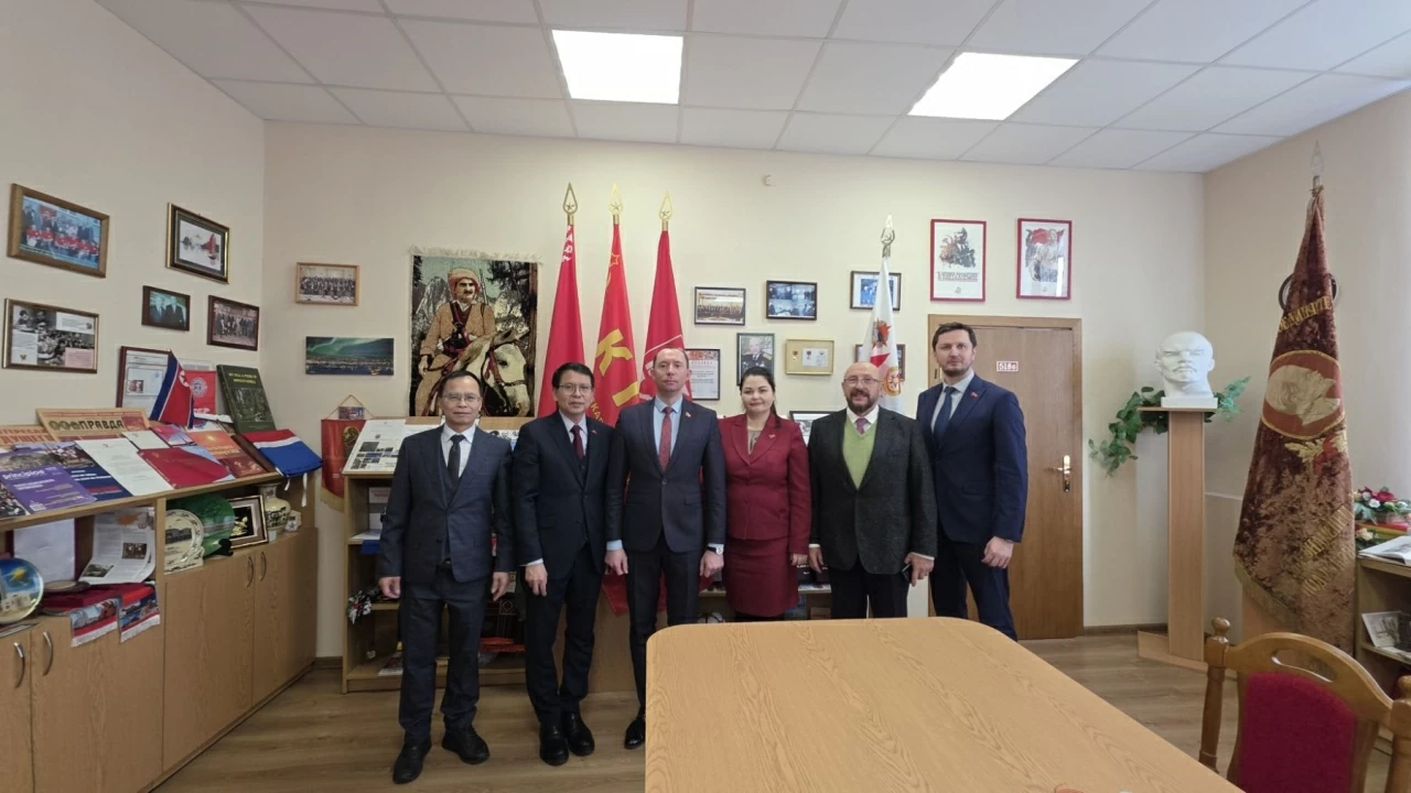 Đảng Cộng sản Belarus trao thư chúc mừng Đại hội XIV của Đảng Cộng sản Việt Nam
