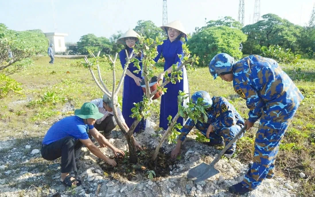 Quân và dân Trường Sa vững niềm tin tiền tiêu, hướng về Đại hội lần thứ XIV của Đảng