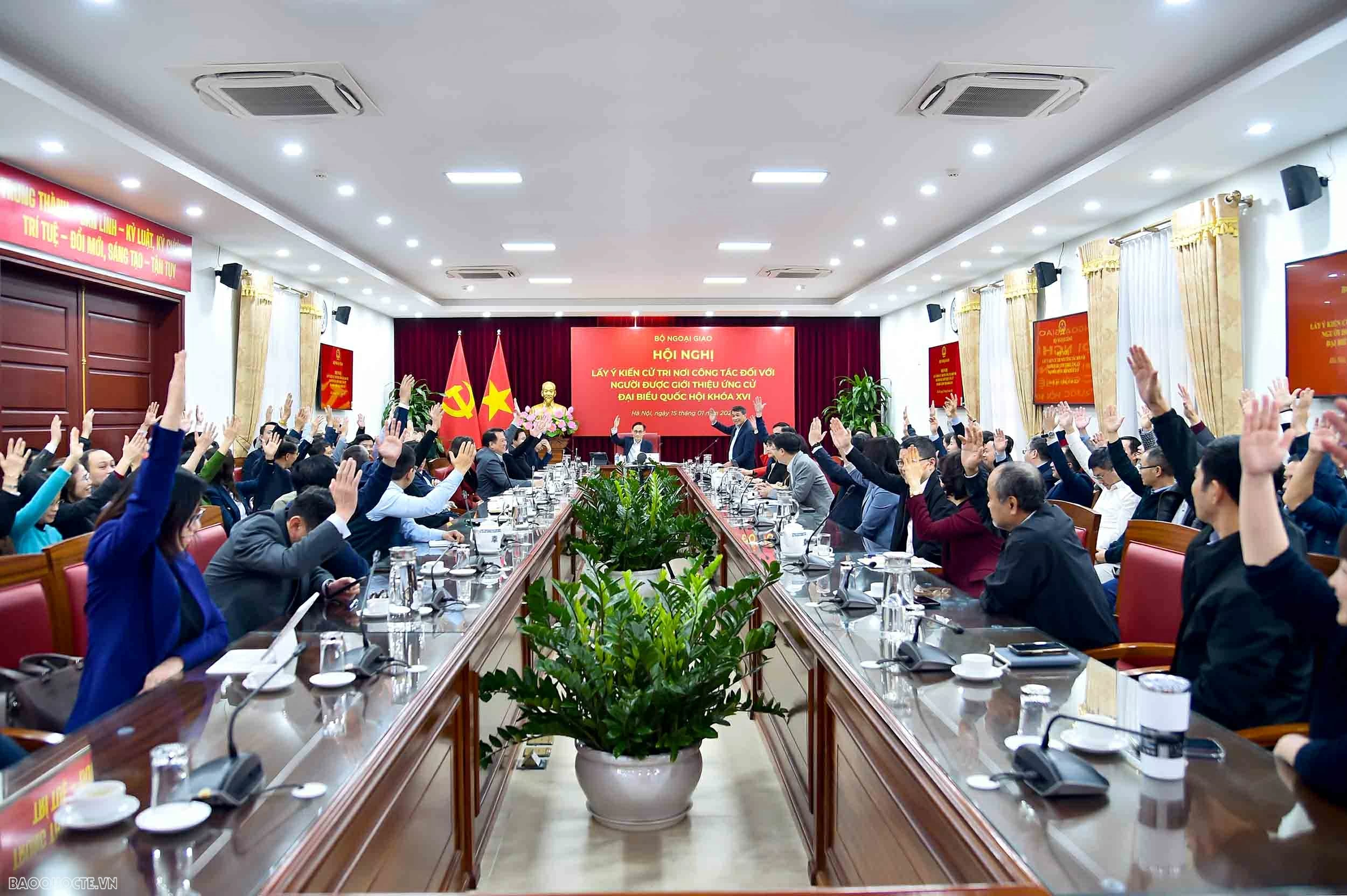 Hội nghị lấy ý kiến cử tri tại Bộ Ngoại giao để giới thiệu đại biểu Quốc hội khóa XVI đối với đồng chí Lê Hoài Trung