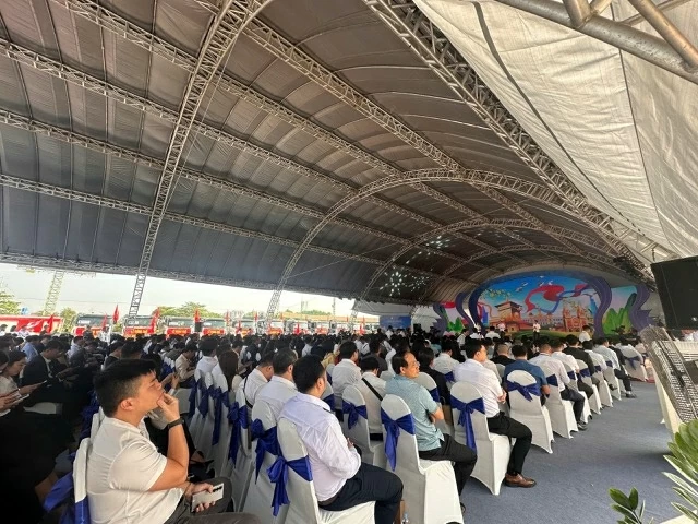 TP.HCM đồng loạt khởi công, động thổ 4 dự án hạ tầng hơn 235.000 tỉ đồng TP.HCM đồng loạt khởi công, động thổ 4 dự án hạ tầng hơn 235.000 tỉ đồng