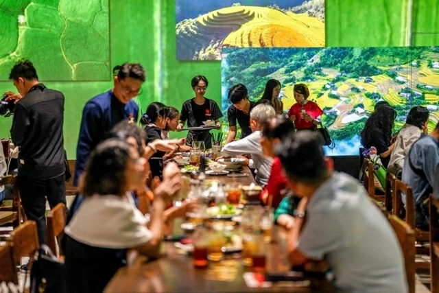 Giá tour trọn gói là 750.000 đồng/người lớn và 500.000 đồng/trẻ em, bao gồm tham quan và thưởng thức tô phở đặc biệt. Với khách không tham gia tour, bảo tàng vẫn phục vụ phở tại quầy với giá từ 125.000 đồng mỗi tô.