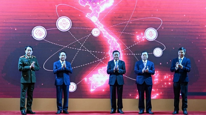 Thường trực Ban Bí thư Trần Cẩm Tú và các đại biểu thực hiện nghi thức ra mắt App TGDV trên điện thoại di động. (Ảnh: DUY LINH) Thường trực Ban Bí thư Trần Cẩm Tú và các đại biểu thực hiện nghi thức ra mắt App TGDV trên điện thoại di động. (Ảnh: DUY LINH)