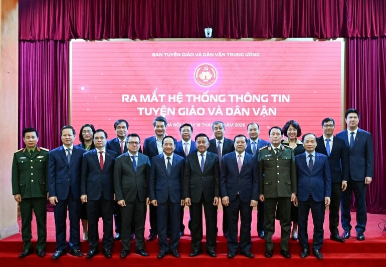 Thường trực Ban Bí thư Trần Cẩm Tú và các đại biểu tại buổi lễ. (Ảnh: DUY LINH) Thường trực Ban Bí thư Trần Cẩm Tú và các đại biểu tại buổi lễ. (Ảnh: DUY LINH)