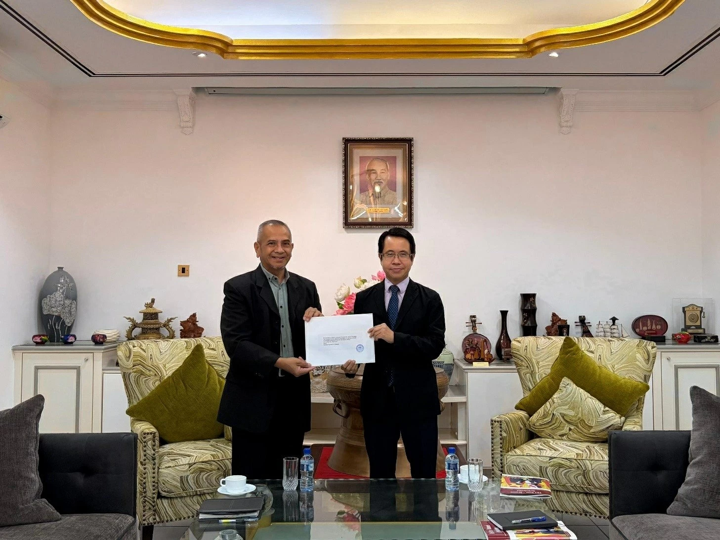 Chủ tịch Hội cựu chiến binh quân đội Hoàng gia Brunei chuyển thư chúc mừng Đại hội đại biểu toàn quốc lần thứ XIV Đảng cộng sản Việt Nam