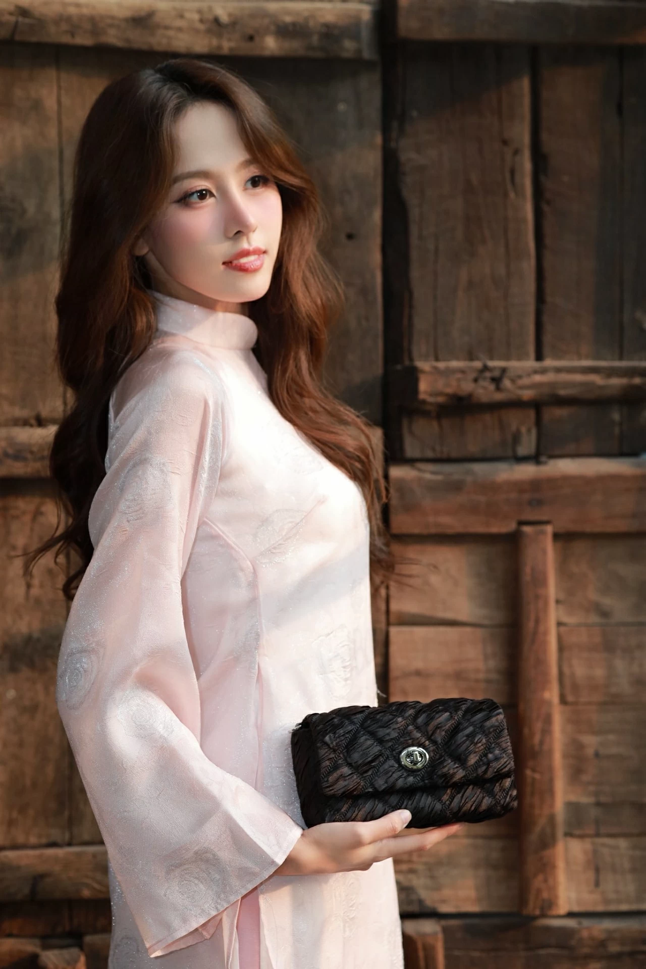 Á hậu Ngọc Hằng xinh đẹp, nền nã trong tà áo dài