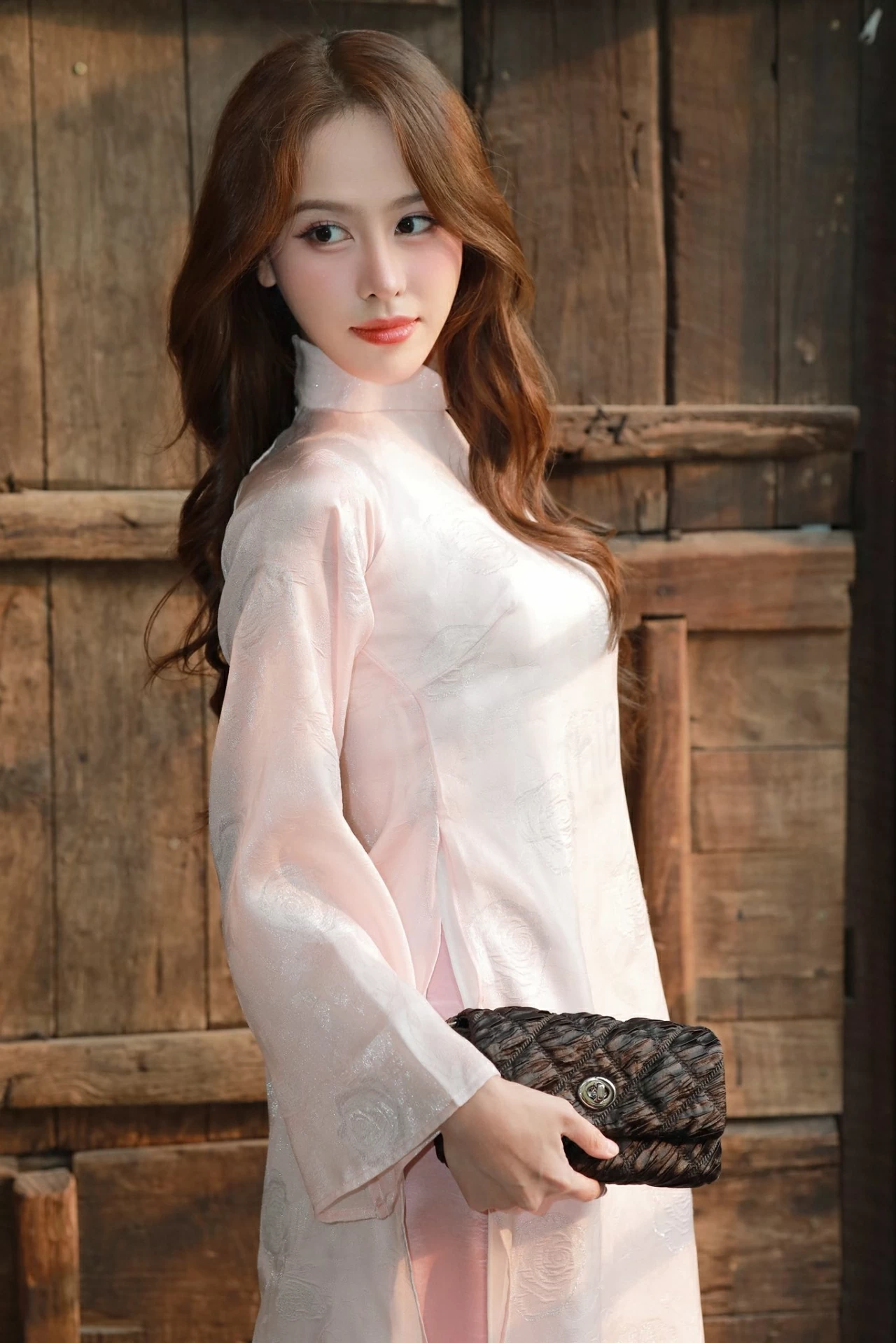 Á hậu Ngọc Hằng xinh đẹp, nền nã trong tà áo dài