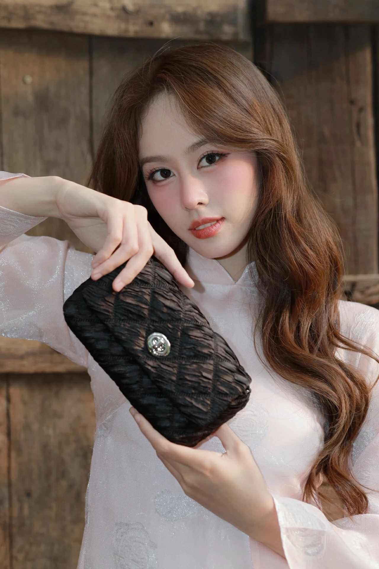 Á hậu Ngọc Hằng xinh đẹp, nền nã trong tà áo dài