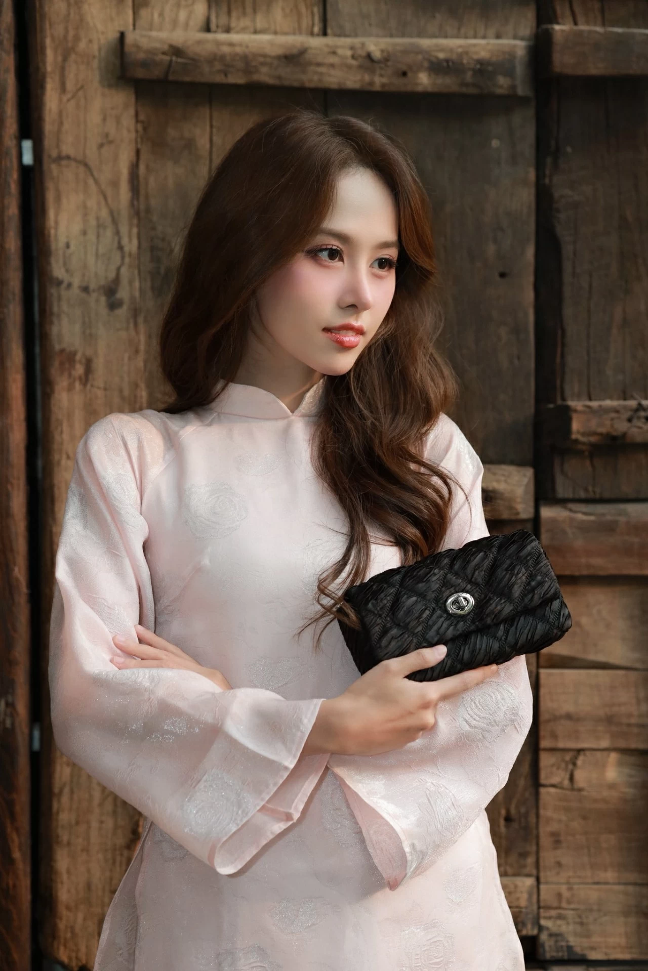 Á hậu Ngọc Hằng xinh đẹp, nền nã trong tà áo dài