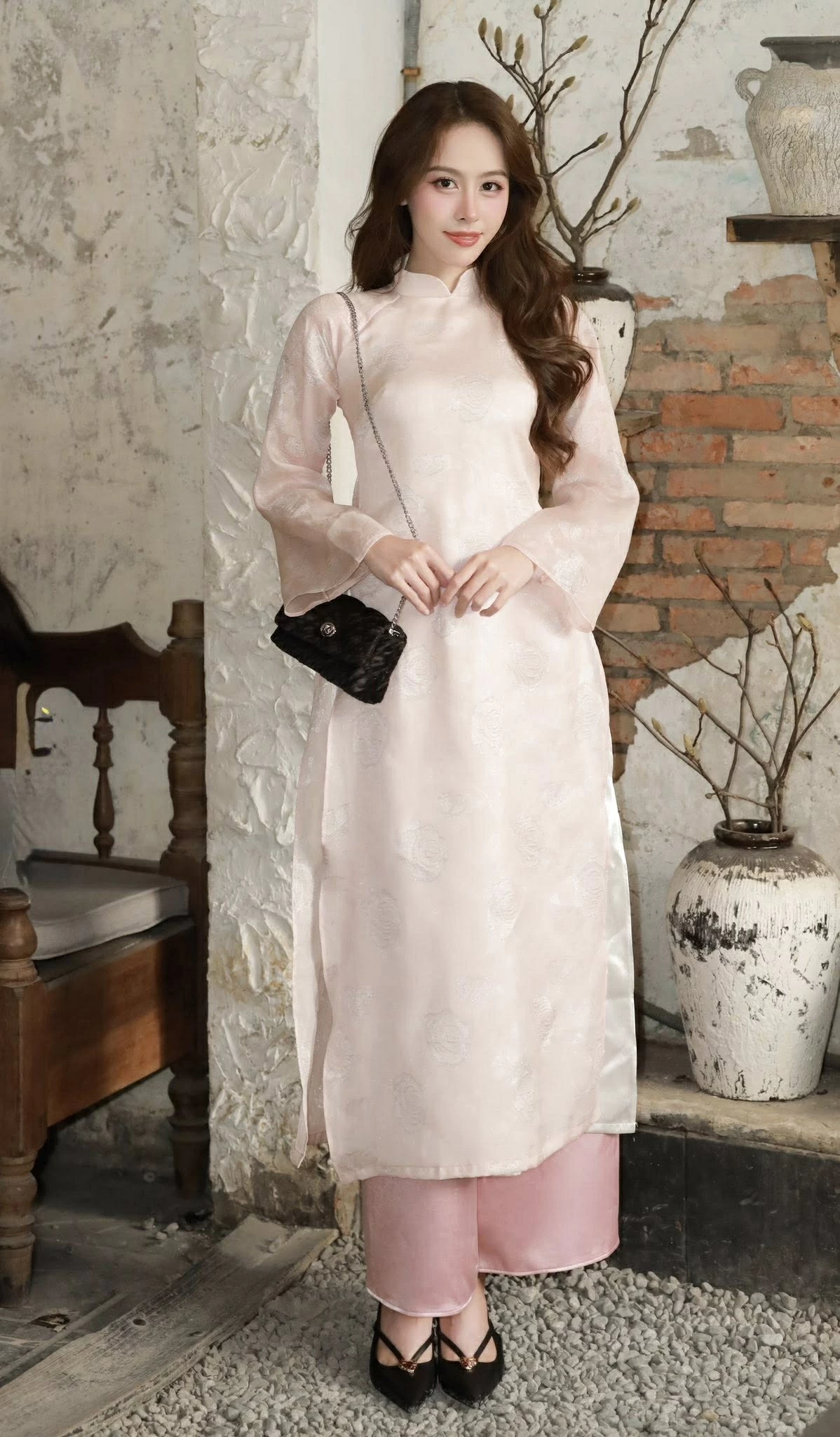 Á hậu Ngọc Hằng xinh đẹp, nền nã trong tà áo dài