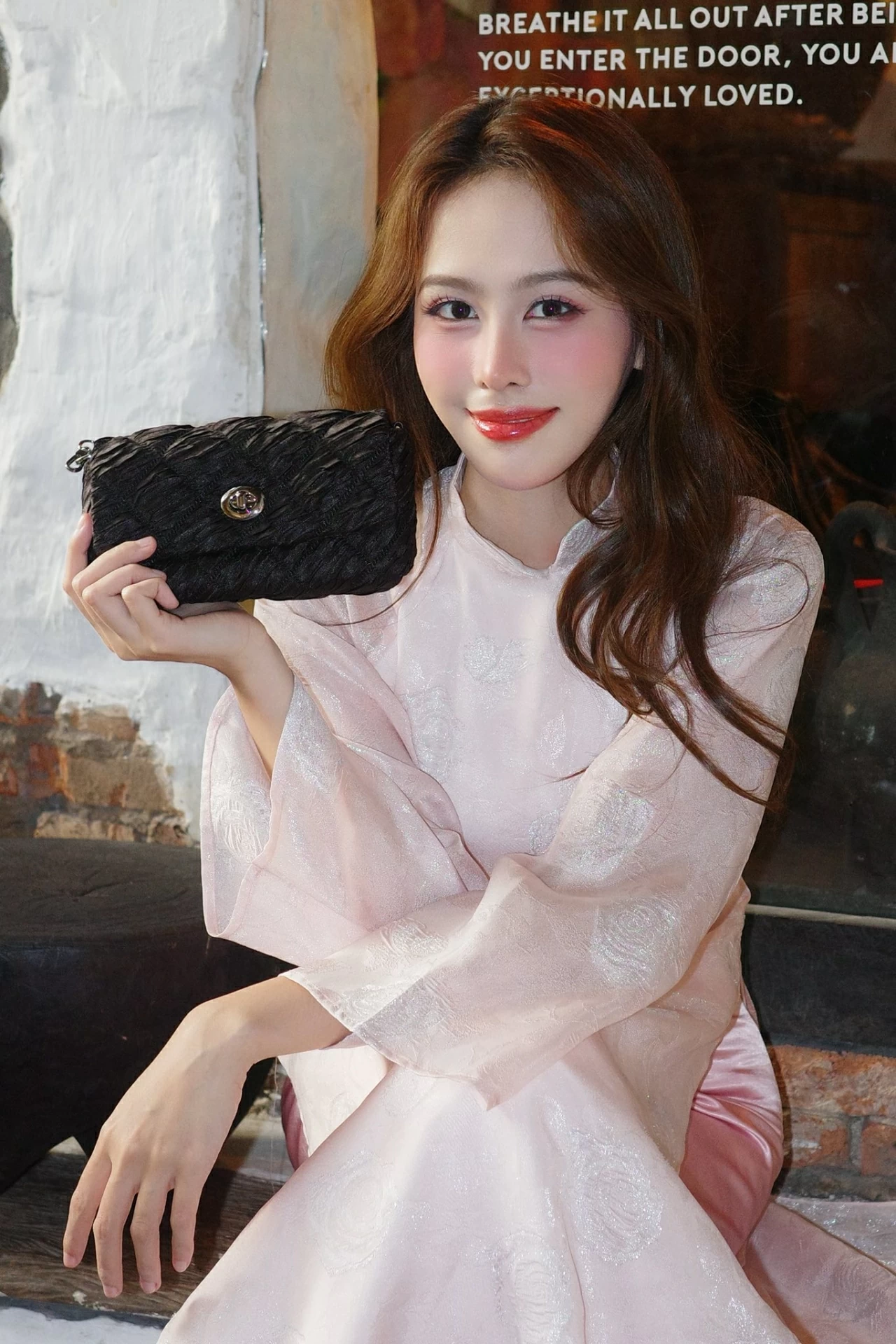 Á hậu Ngọc Hằng xinh đẹp, nền nã trong tà áo dài