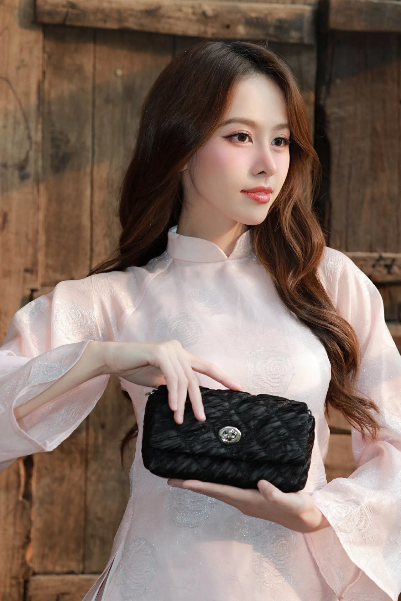 Á hậu Ngọc Hằng xinh đẹp, nền nã trong tà áo dài