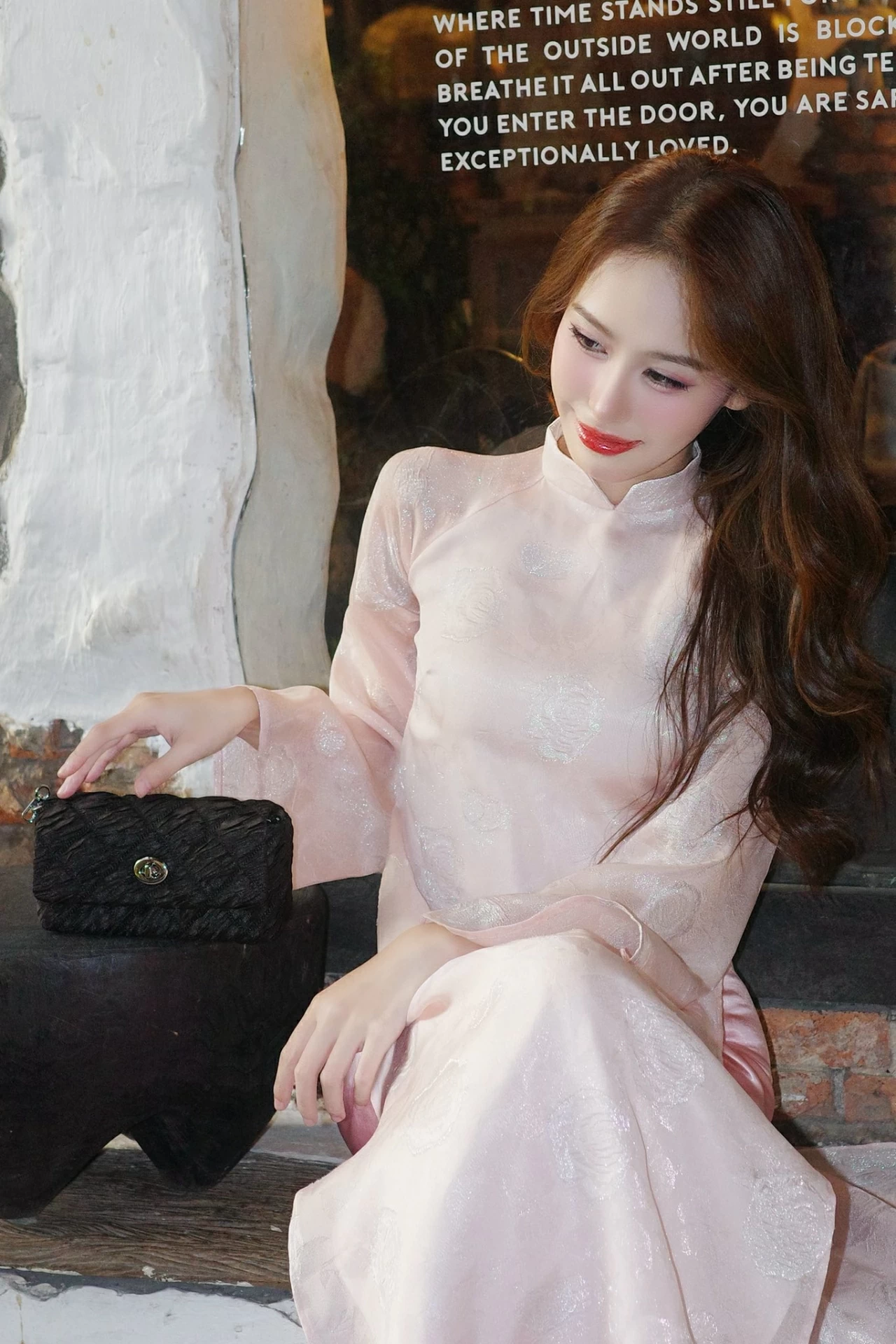 Á hậu Ngọc Hằng xinh đẹp, nền nã trong tà áo dài