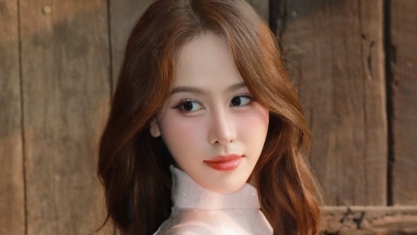 Á hậu Ngọc Hằng xinh đẹp, nền nã trong tà áo dài