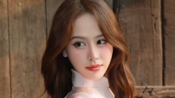 Á hậu Ngọc Hằng xinh đẹp, nền nã trong tà áo dài