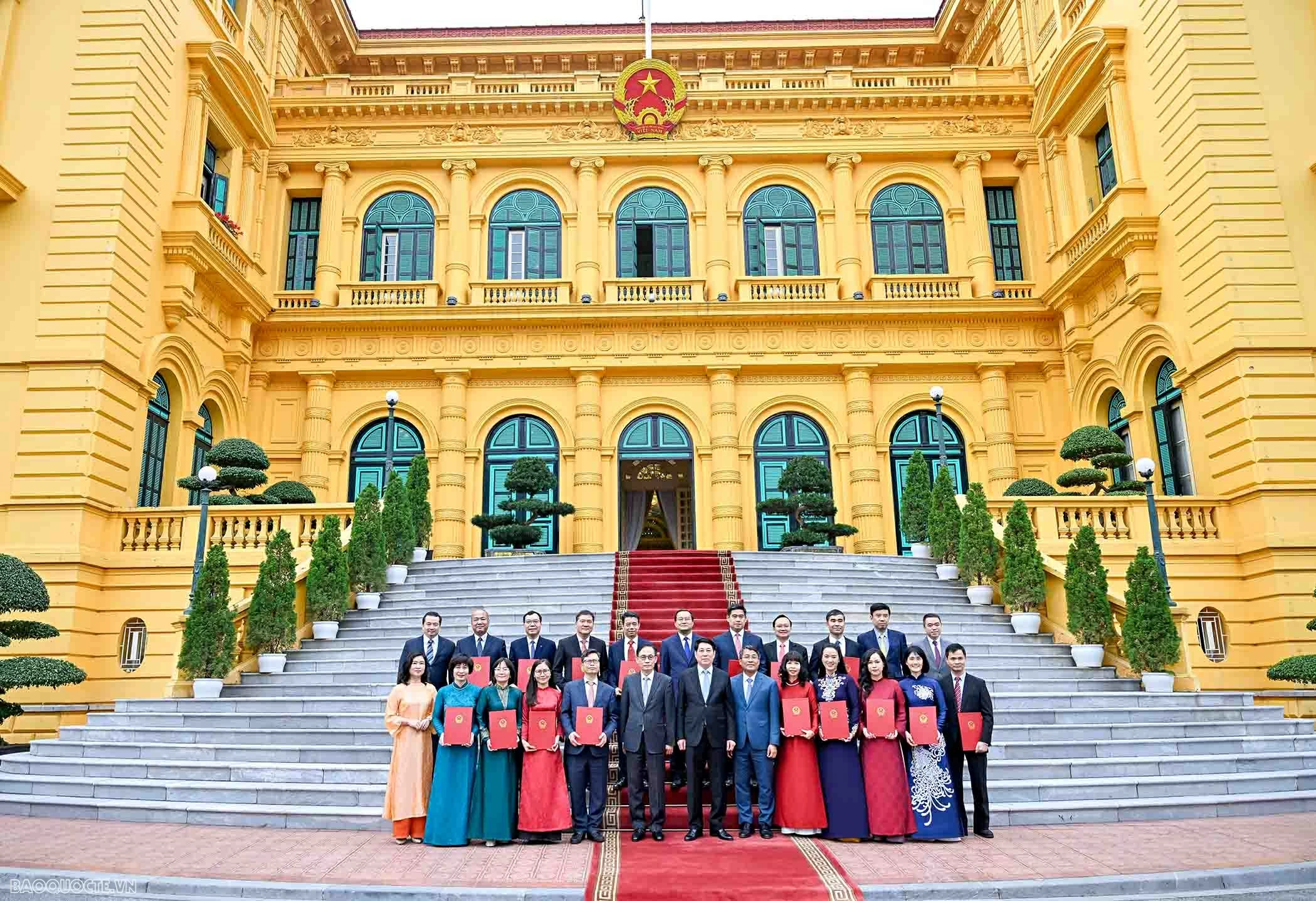 Chủ tịch nước Lương Cường trao quyết định bổ nhiệm Đại sứ Việt Nam ở nước ngoài nhiệm kỳ 2025-2028