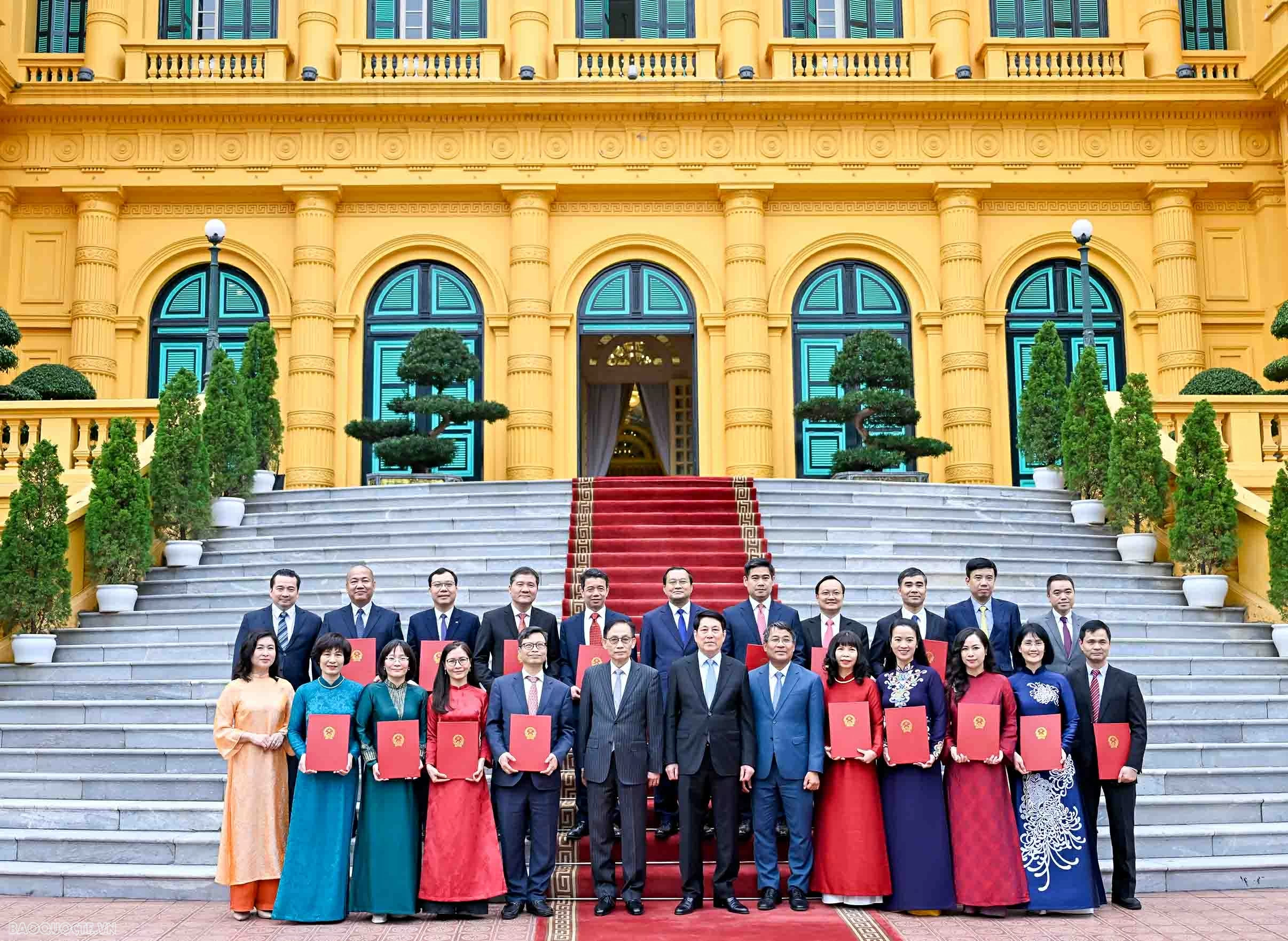 Chủ tịch nước Lương Cường trao quyết định bổ nhiệm Đại sứ Việt Nam ở nước ngoài nhiệm kỳ 2025-2028 Chủ tịch nước Lương Cường trao quyết định bổ nhiệm Đại sứ Việt Nam ở nước ngoài nhiệm kỳ 2025-2028