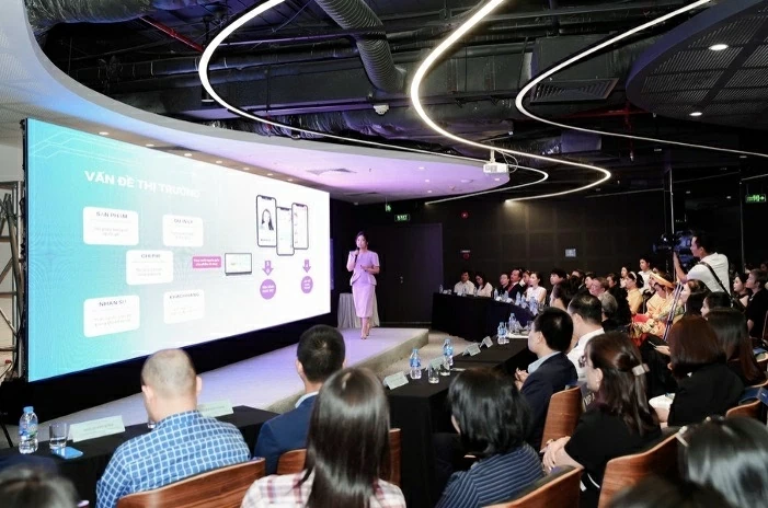 Nguyễn Thị Tuyết Nhung trình bày Dự án tại sự kiện. Nguyễn Thị Tuyết Nhung trình bày Dự án tại sự kiện.