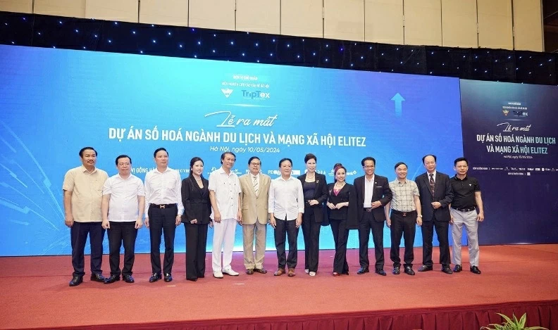 Nguyên Thứ trưởng Bộ Văn hóa, Thể thao và Du lịch Vương Duy Biên (ở giữa) cùng các đại biểu tham dự chương trình Lễ ra mắt “Dự án số hóa ngành du lịch và mạng xã hội ELITEZ). Nguyên Thứ trưởng Bộ Văn hóa, Thể thao và Du lịch Vương Duy Biên (ở giữa) cùng các đại biểu tham dự chương trình Lễ ra mắt “Dự án số hóa ngành du lịch và mạng xã hội ELITEZ).