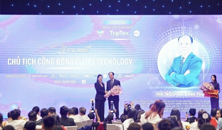 Doanh nhân Nguyễn Thị Tuyết Nhung tặng hoa ông Nguyễn Đình Thành tại Lễ ra mắt “Chủ tịch cộng đồng ELITEZ TECHOLOGY”.