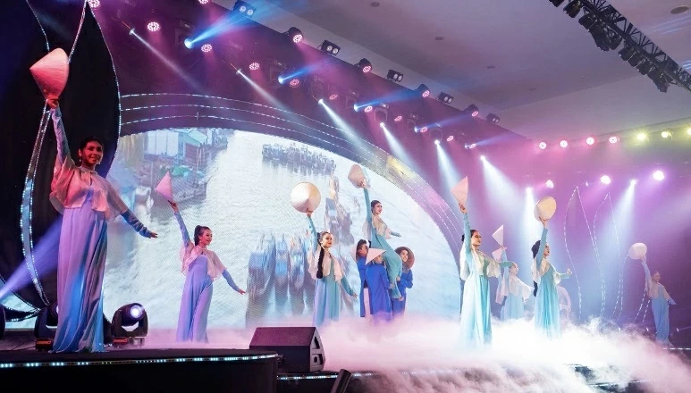 Quảng bá văn hóa áo dài Việt Nam.