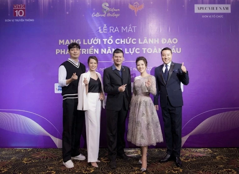 Nguyễn Thị Tuyết Nhung (thứ 2 từ phải sang) tại Lễ ra mắt “Mạng lưới tổ chức lãnh đạo phát triển năng lực toàn cầu”.