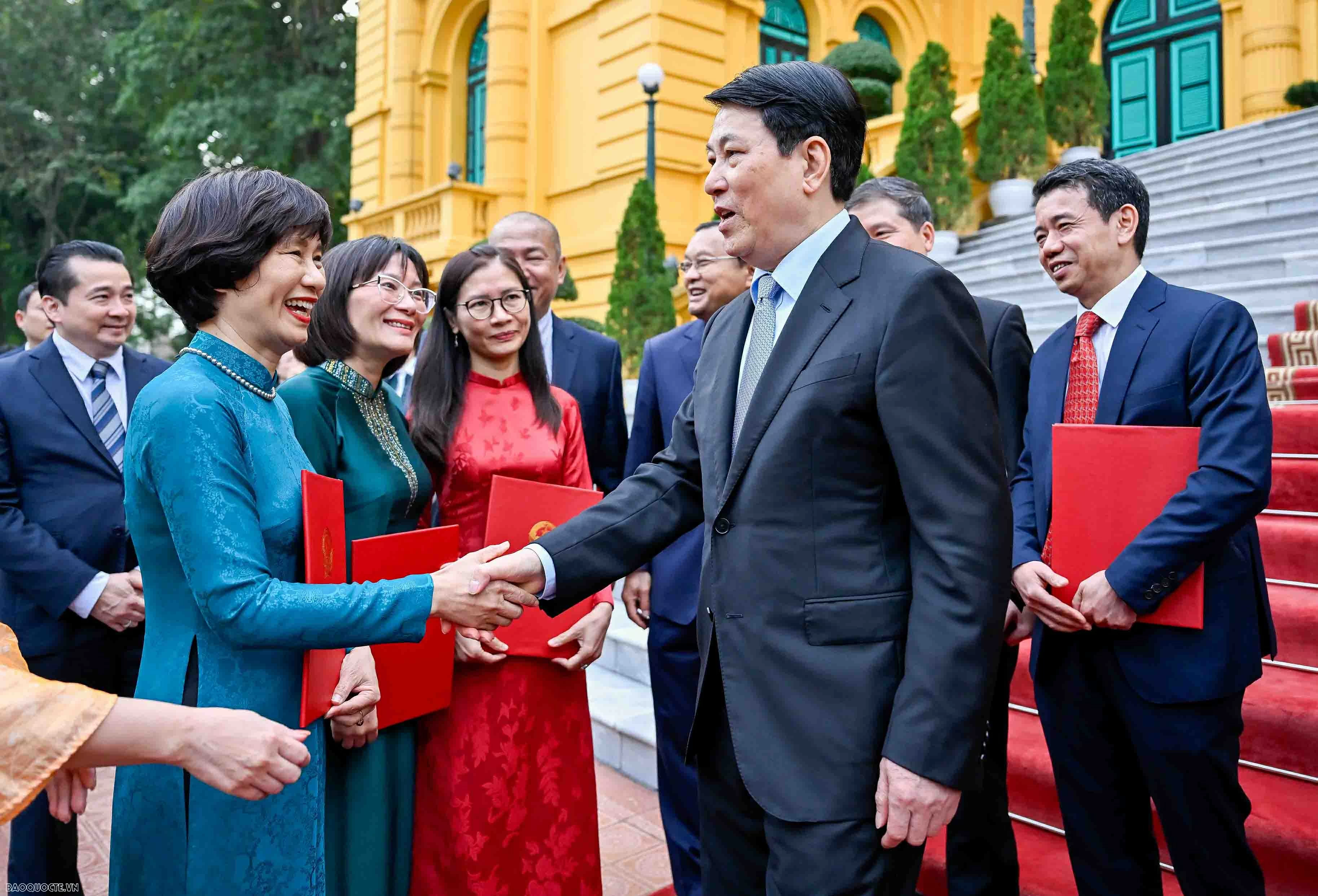 Chủ tịch nước Lương Cường giao nhiệm vụ cho các Đại sứ Việt Nam ở nước ngoài mới được bổ nhiệm Chủ tịch nước Lương Cường giao nhiệm vụ cho các Đại sứ Việt Nam ở nước ngoài mới được bổ nhiệm