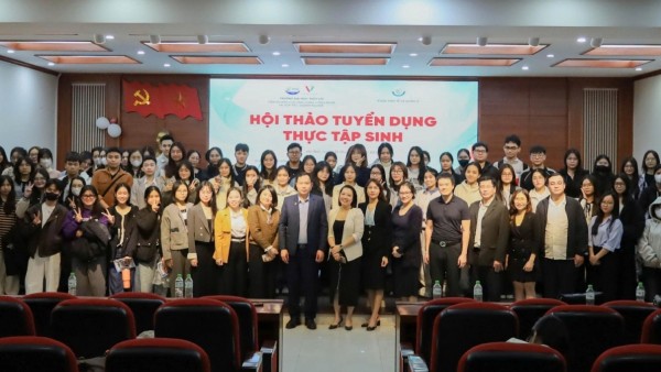 Over 300 students from Thuy Loi University seek job opportunities at the Internship Recruitment Workshop