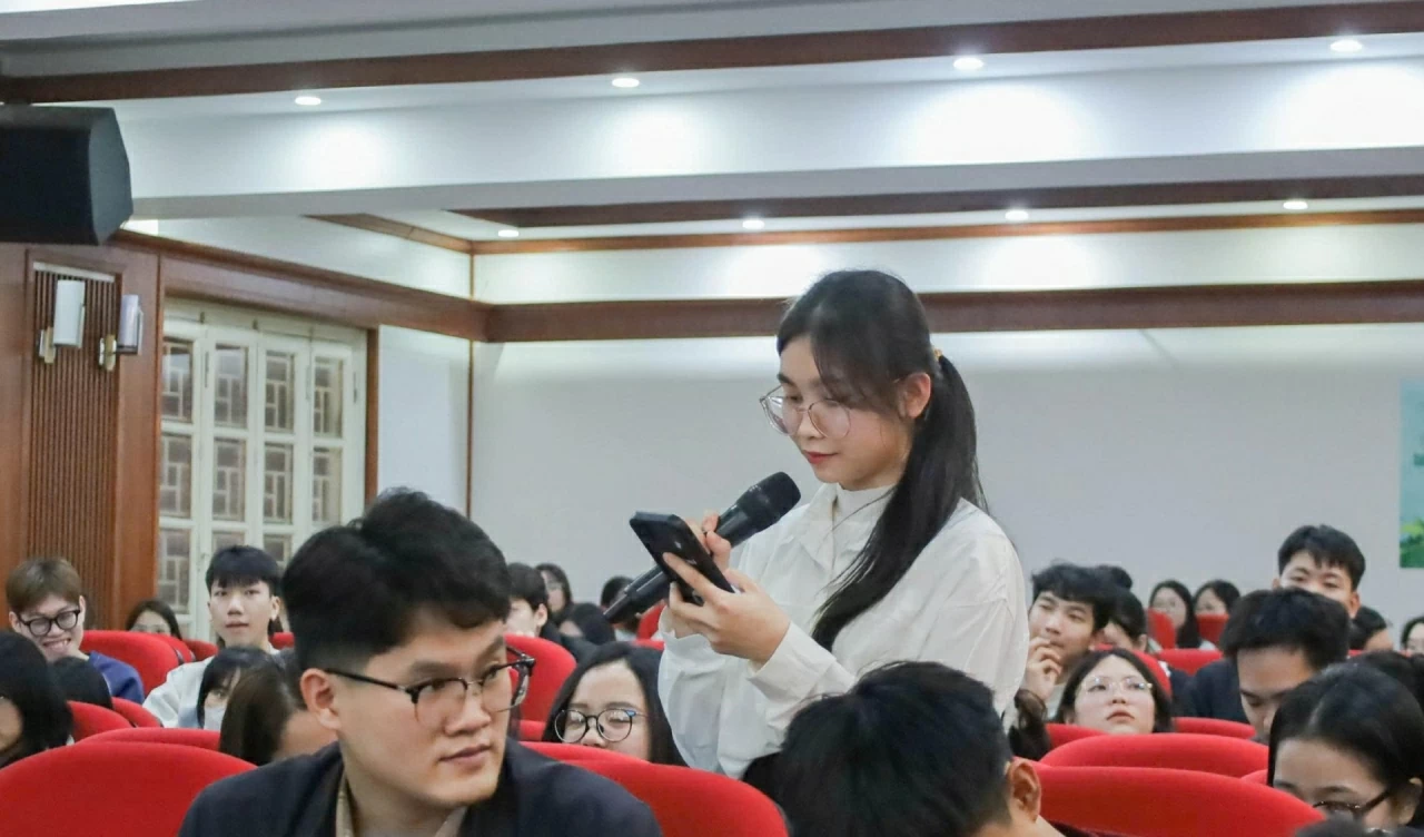 Tại hội thảo, sinh viên trực tiếp chia sẻ những thắc mắc, trăn trở của bản thân với diễn giả và đại diện các doanh nghiệp. (Ảnh: BTC)