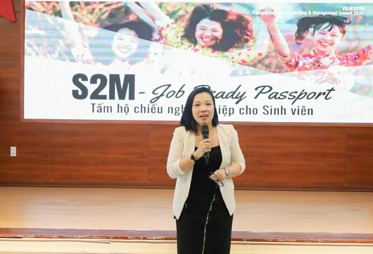 Bà Đặng Thị Hải Hà - Cố vấn trưởng chương trình S2M (School to Market), Giám đốc Công ty Respect Vietnam chia sẻ về những kĩ năng cần thiết với sinh viên thực tập tại hội thảo. (Ảnh: BTC)