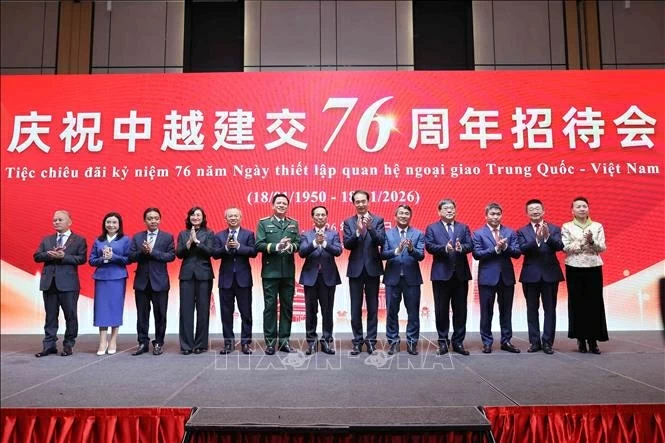 Phó Thủ tướng Bùi Thanh Sơn với các đại biểu dự Tiệc chiêu đãi kỷ niệm 76 năm thiết lập quan hệ ngoại giao Trung Quốc - Việt Nam (18/1/1950 - 18/1/2026). Ảnh: An Đăng/TTXVN