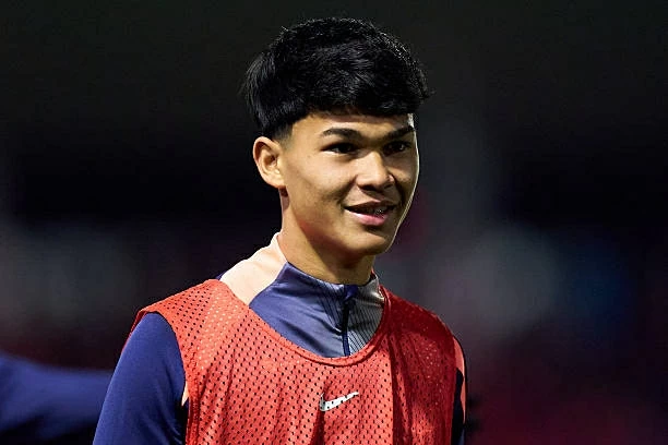 Đào sâu mâu thuẫn, PSG sắp cuỗm 'ngọc quý' của Barca