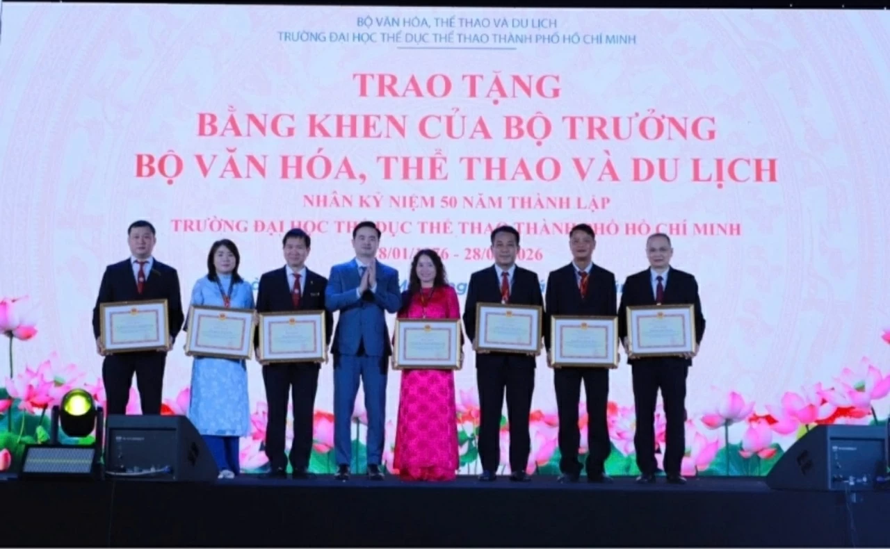 Vụ trưởng Vụ Tổ chức cán bộ Lê Đức Trung trao tặng Bằng khen của Bộ trưởng Bộ VHTTDL cho 7 tập thể có thành tích xuất sắc trong quá trình công tác.