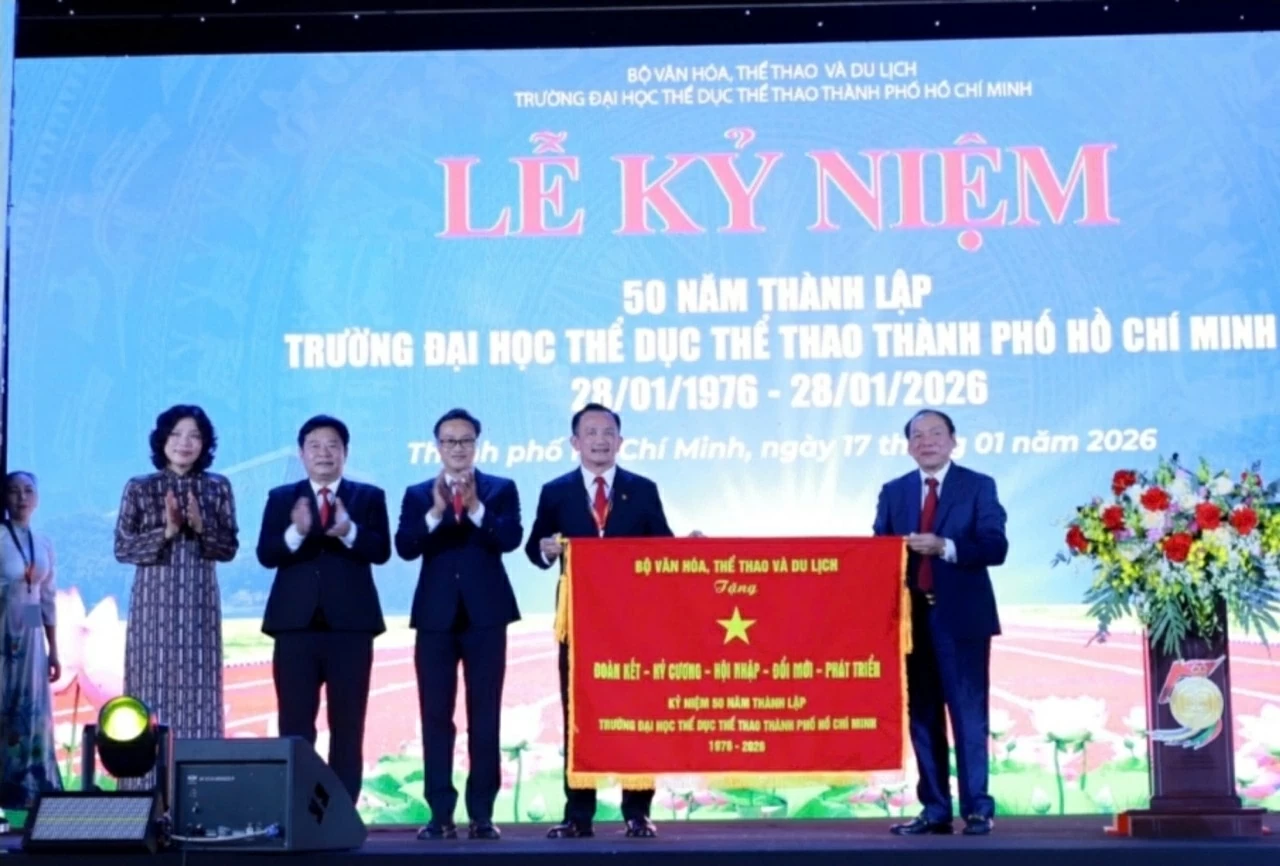 Trường Đại học Thể dục Thể thao TP.HCM đón nhận Huân chương Lao động hạng Ba