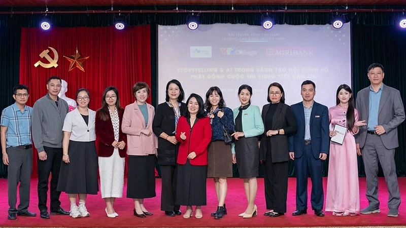 Đại diện Ban tổ chức và các đại biểu tại lễ phát động cuộc thi sáng tạo video “Tết cảm ơn”. (Nguồn: BTC) Đại diện Ban tổ chức và các đại biểu tại lễ phát động cuộc thi sáng tạo video “Tết cảm ơn”. (Nguồn: BTC)