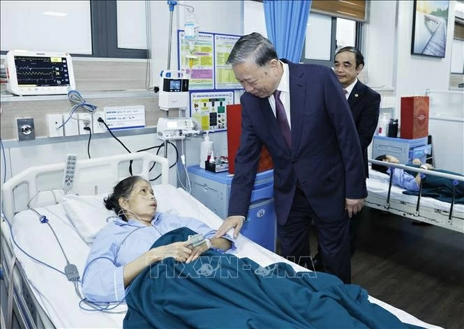 Tổng Bí thư Tô Lâm thăm hỏi và tặng quà cho các bệnh nhân đang điều trị tại Đại học Y Hà Nội. (Nguồn: TTXVN)
