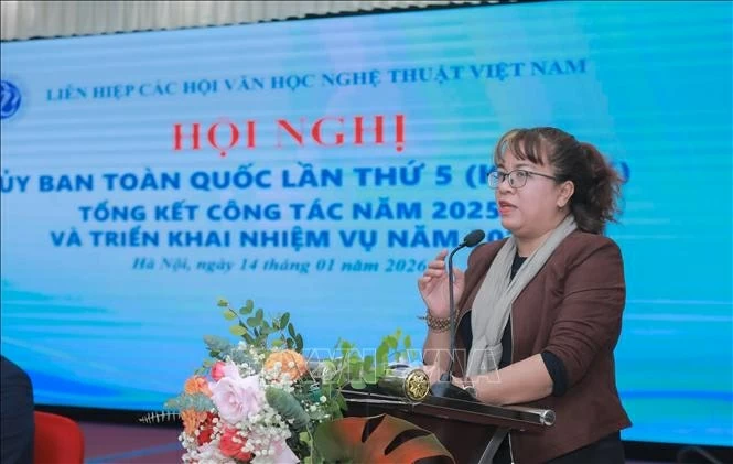 Chủ tịch Hội Văn học Nghệ thuật tỉnh Đắk Lắk Niê Thanh Mai trình bày tham luận, ngày 14/1. Ảnh: Phan Phương/TTXVN