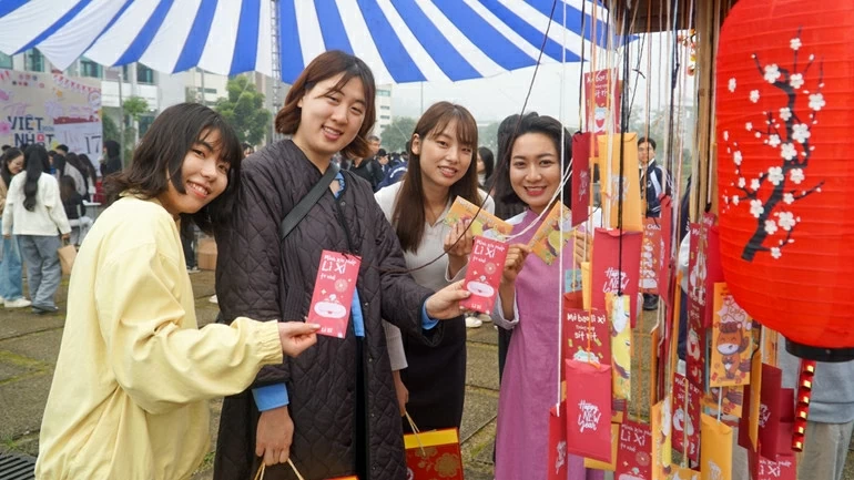 “Tết Việt-Nhật 2026” là hoạt động văn hóa thường niên mang đậm bản sắc của Trường đại học Việt Nhật, nhằm tái hiện không khí Tết cổ truyền Việt Nam kết hợp với các giá trị truyền thống của Nhật Bản. (Ảnh: Song Anh) “Tết Việt-Nhật 2026” là hoạt động văn hóa thường niên mang đậm bản sắc của Trường đại học Việt Nhật, nhằm tái hiện không khí Tết cổ truyền Việt Nam kết hợp với các giá trị truyền thống của Nhật Bản. (Ảnh: Song Anh)