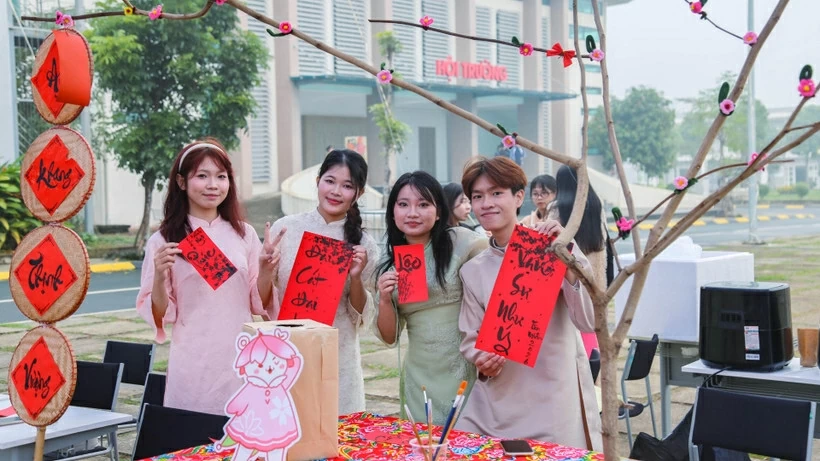 Sinh viên Trường đại học Việt Nhật hào hứng tham gia chương trình “Tết Việt-Nhật 2026”. (Ảnh: Song Anh)