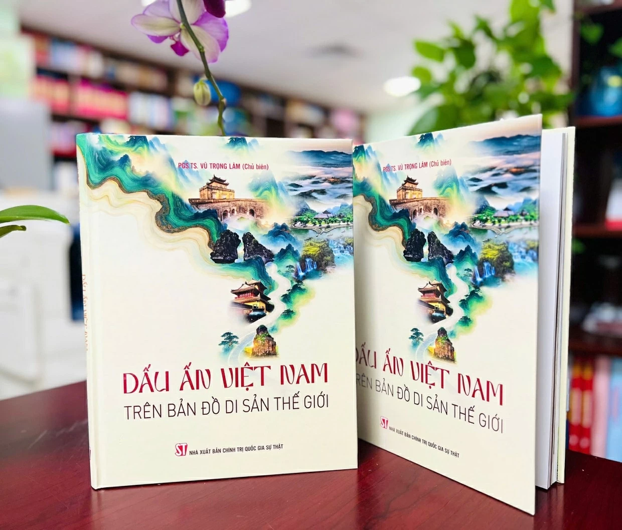 Cuốn sách Dấu ấn Việt Nam trên bản đồ di sản thế giới do PGS.TS. Vũ Trọng Lâm làm chủ biên. Cuốn sách Dấu ấn Việt Nam trên bản đồ di sản thế giới do PGS.TS. Vũ Trọng Lâm làm chủ biên.
