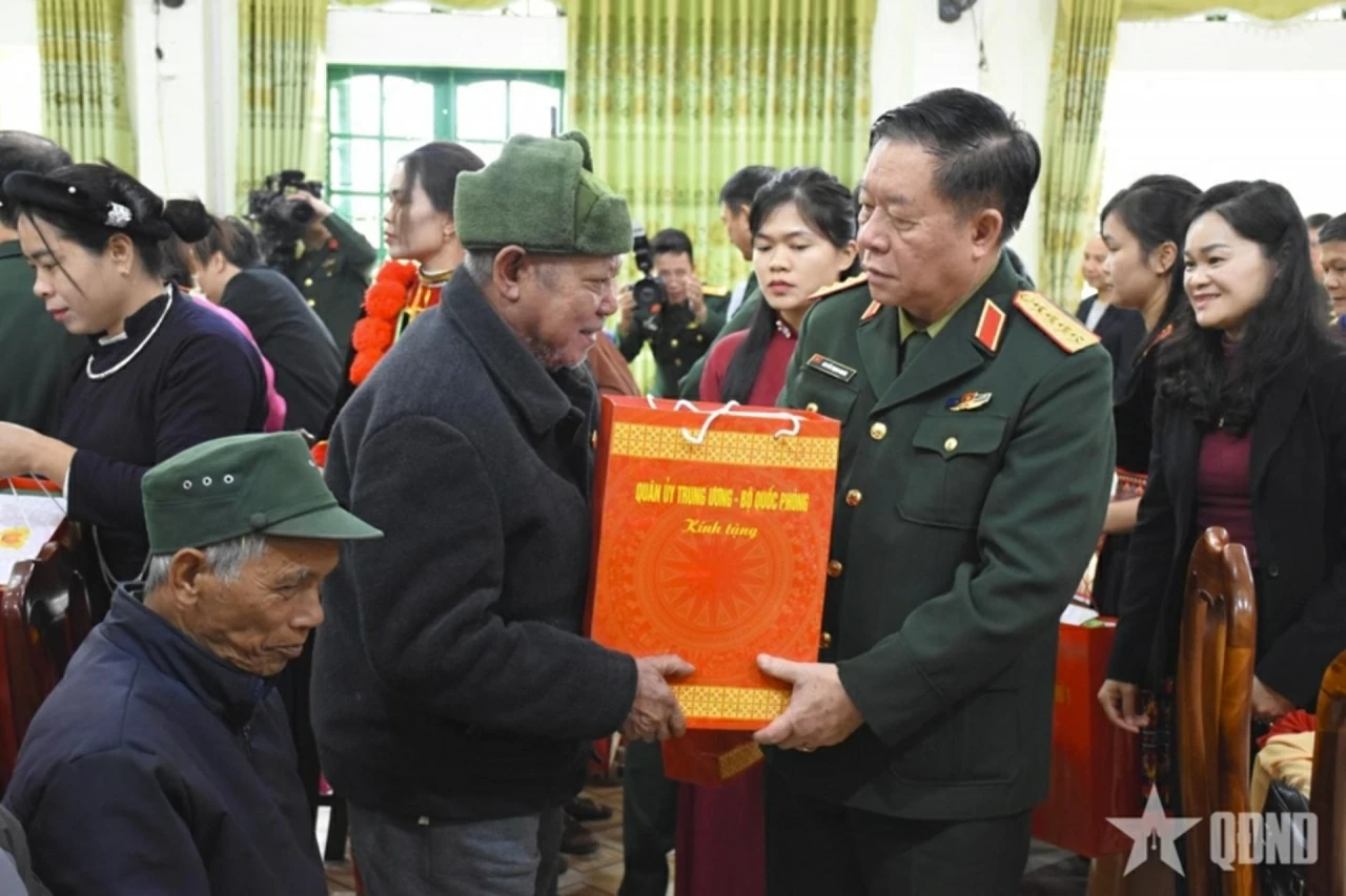 Đại tướng Nguyễn Trọng Nghĩa trao quà tặng các gia đình chính sách, người có công trên địa bàn tỉnh Cao Bằng. (Ảnh: Anh Minh)