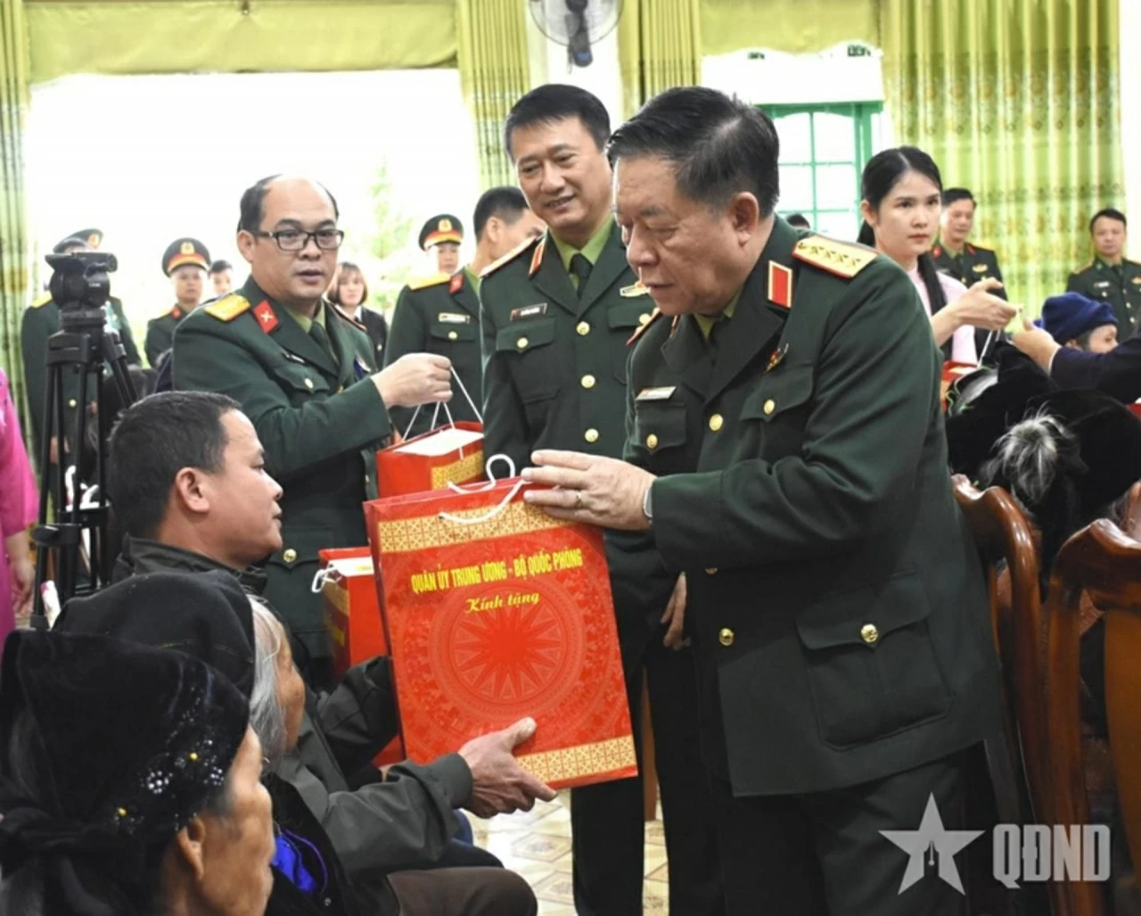 Đại tướng Nguyễn Trọng Nghĩa trao quà tặng các gia đình chính sách, người có công trên địa bàn tỉnh Cao Bằng. (Ảnh: Anh Minh)