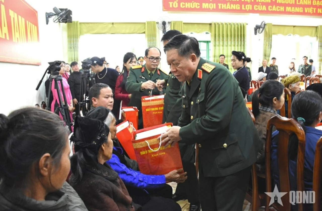 Đại tướng Nguyễn Trọng Nghĩa trao quà tặng các gia đình chính sách, người có công trên địa bàn tỉnh Cao Bằng. (Ảnh: Anh Minh)