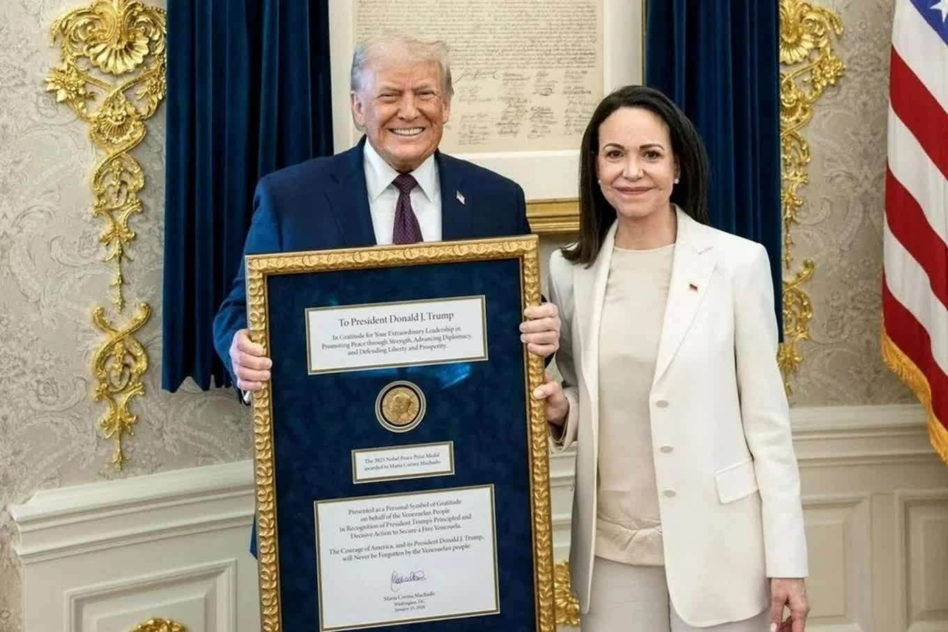 Tổng thống Mỹ Donald Trump nhận quà tặng huy chương Nobel Hòa bình (Nguồn: Reuters) Tổng thống Mỹ Donald Trump nhận quà tặng huy chương Nobel Hòa bình (Nguồn: Reuters)