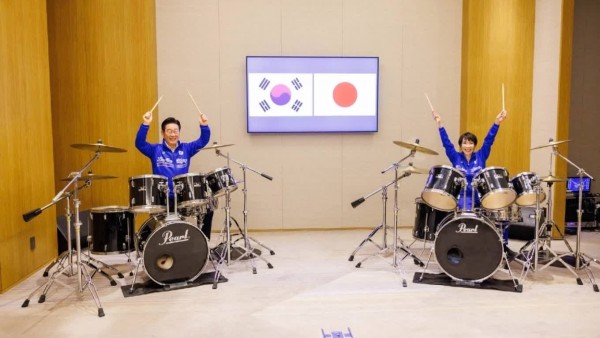 Ảnh ấn tượng: Tiếng trống đưa khúc ca hoà bình, một nhà lãnh đạo Canada tới Trung Quốc sau 8 năm, Tổng thống Mỹ nhận được món quà ao ước từ lâu