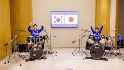 Ảnh ấn tượng: Tiếng trống đưa khúc ca hoà bình, một nhà lãnh đạo Canada tới Trung Quốc sau 8 năm, Tổng thống Mỹ nhận được món quà ao ước từ lâu