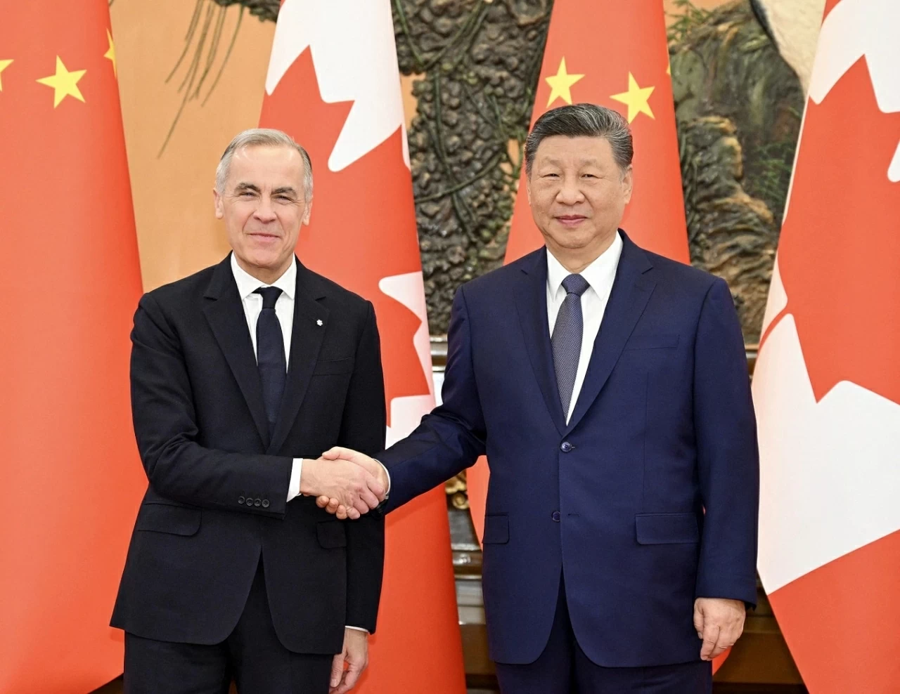 Chủ tịch Trung Quốc Tập Cận Bình (phải) và Thủ tướng Canada Mark Carney gặp nhau tại Đại lễ đường Nhân dân ở thủ đô Bắc Kinh ngày 16/1. (Nguồn: Tân Hoa xã)
