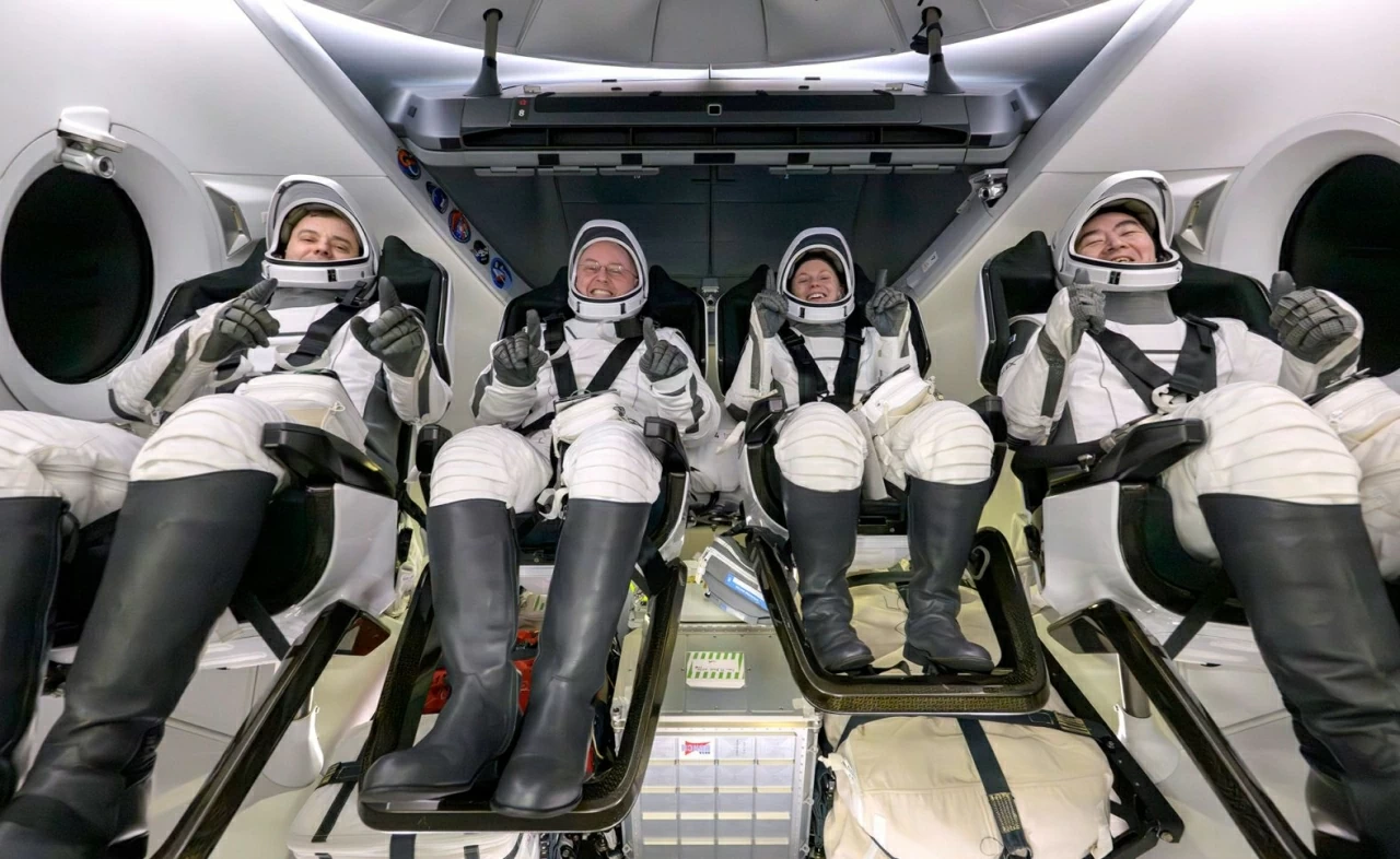 Các thành viên của phi hành đoàn SpaceX được nhìn thấy bên trong khoang tàu ngay sau khi hạ cánh xuống Thái Bình Dương, ngoài khơi Long Beach, bang California, vào thứ Năm, ngày 15/1. Họ trở về sớm từ Trạm Vũ trụ Quốc tế do một thành viên trong phi hành đoàn gặp vấn đề về sức khỏe. Từ trái sang phải là phi hành gia Nga Oleg Platonov, các phi hành gia Mỹ Mike Fincke và Zena Cardman, cùng phi hành gia Nhật Bản Kimiya Yui. (Nguồn: NASA) Các thành viên của phi hành đoàn SpaceX được nhìn thấy bên trong khoang tàu ngay sau khi hạ cánh xuống Thái Bình Dương, ngoài khơi Long Beach, bang California, vào thứ Năm, ngày 15/1. Họ trở về sớm từ Trạm Vũ trụ Quốc tế do một thành viên trong phi hành đoàn gặp vấn đề về sức khỏe. Từ trái sang phải là phi hành gia Nga Oleg Platonov, các phi hành gia Mỹ Mike Fincke và Zena Cardman, cùng phi hành gia Nhật Bản Kimiya Yui. (Nguồn: NASA)