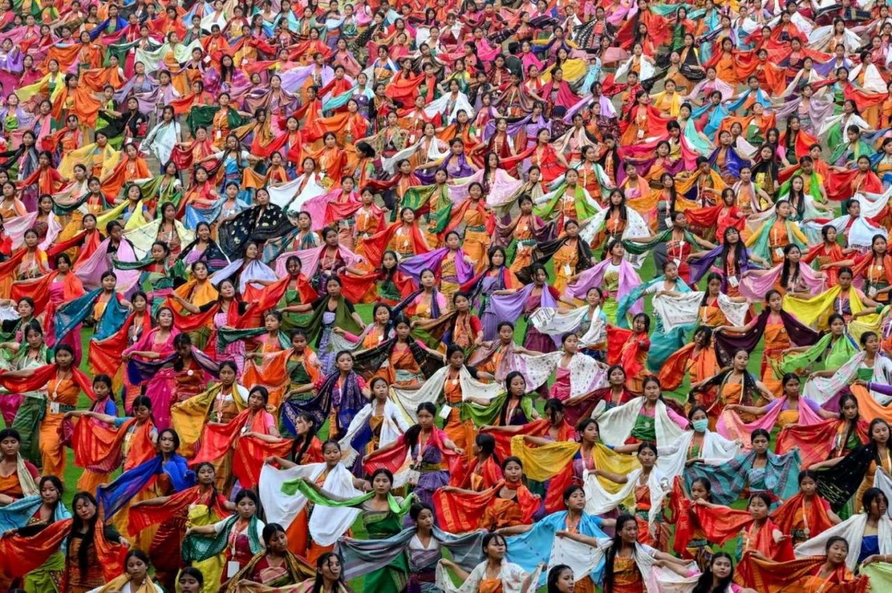 Các vũ công tại Guwahati, Ấn Độ biểu diễn điệu múa Bagurumba trong buổi tập dượt cho lễ hội Bwisagu sắp tới, vào thứ Năm, ngày 15/1. (Nguồn: CNN)