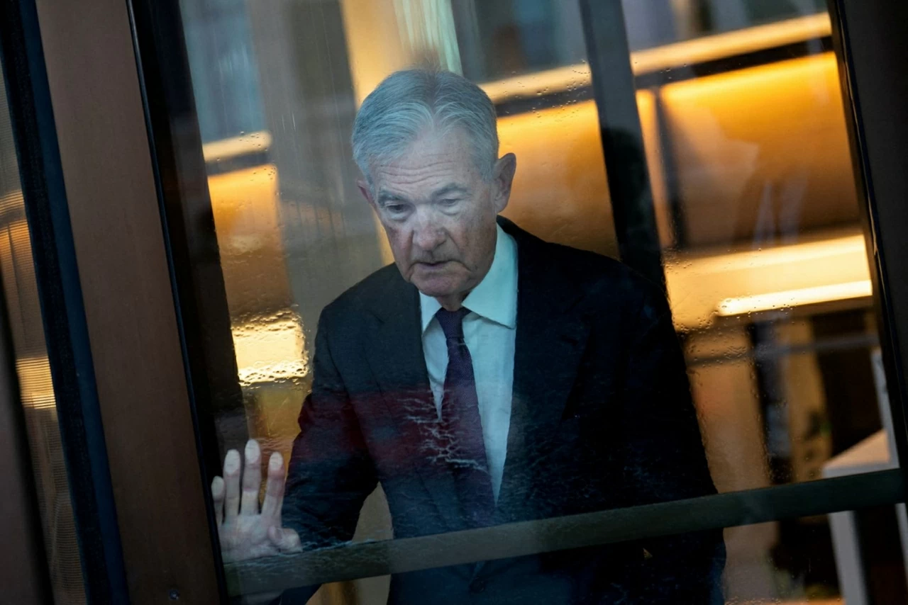 Chủ tịch Cục Dự trữ Liên bang Mỹ (Fed) Jerome Powell đẩy cửa bước vào trụ sở Fed tại Washington, DC, vào thứ Ba, ngày 13/1. Các công tố viên liên bang đã mở cuộc điều tra hình sự đối với ông Powell liên quan đến lời điều trần trước Quốc hội hồi tháng 6 về dự án cải tạo trụ sở Fed trị giá 2,5 tỷ USD. Động thái gây chấn động nhằm vào Fed — một cơ quan độc lập — này đã vấp phải phản ứng cũng không kém phần bất thường, khi ông Powell đăng tải một tuyên bố dưới dạng video vào tối Chủ nhật, cho rằng cuộc điều tra là hệ quả trực tiếp của những bất đồng kéo dài giữa ông và chính quyền về chính sách lãi suất. Ông Powell nói đây là kết quả của các “mối đe dọa và sức ép liên tục” từ phía chính quyền. (Nguồn: Bloomberg)
